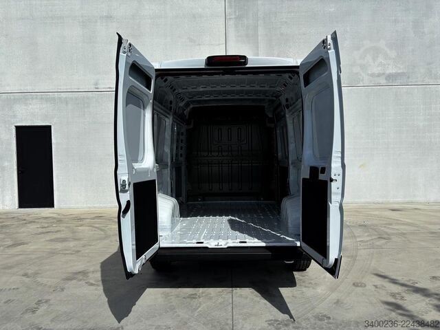 Delivery van Peugeot Boxer L2H2