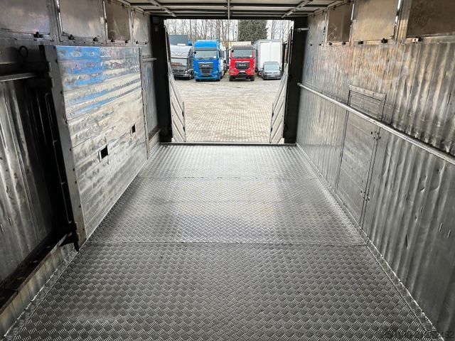 Cattle truck MERCEDES-BENZ Atego 1230L 4x2 1.Stock Viehtrasporter