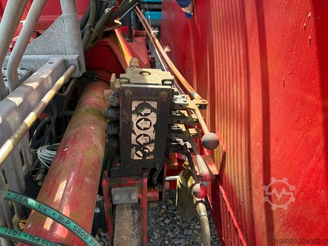 Swap body semitrailer  Abrollcontainer mit HMF Kran