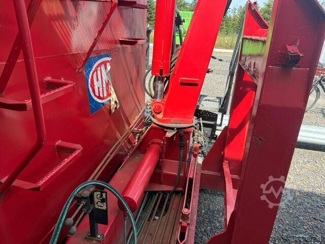 Swap body semitrailer  Abrollcontainer mit HMF Kran