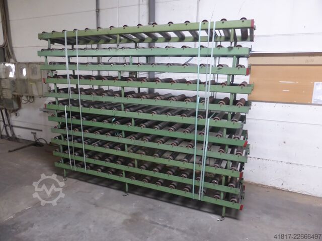 Roller conveyor, roller conveyor segments  