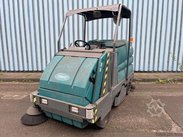 Sweepers and vacuum cleaning machine Tennant 8300