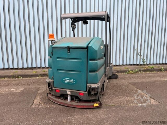 Sweepers and vacuum cleaning machine Tennant 8300