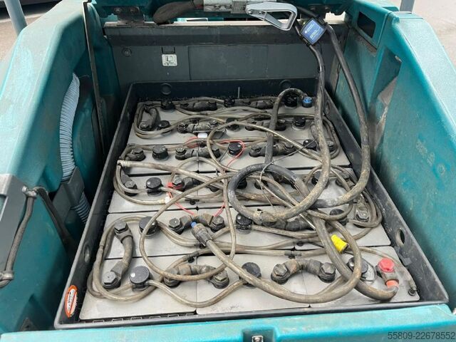 Sweepers and vacuum cleaning machine Tennant 8300