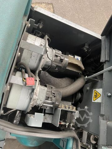 Sweepers and vacuum cleaning machine Tennant 8300