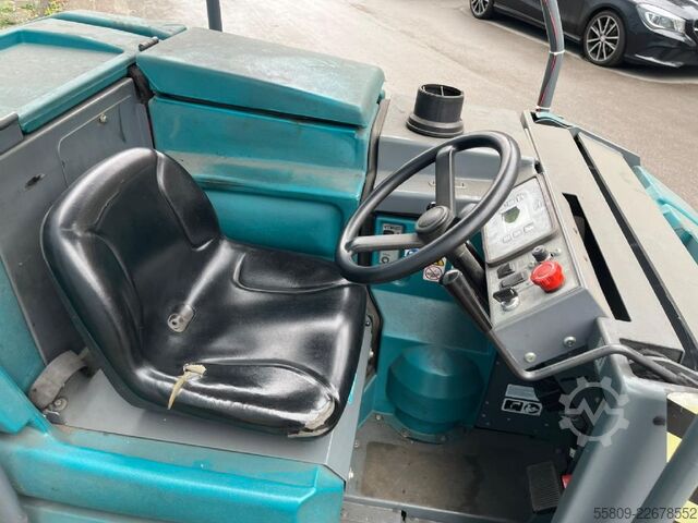 Sweepers and vacuum cleaning machine Tennant 8300