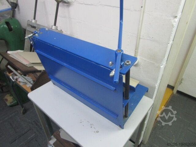 HAND DEVICE FOR APPLYING GLUE  