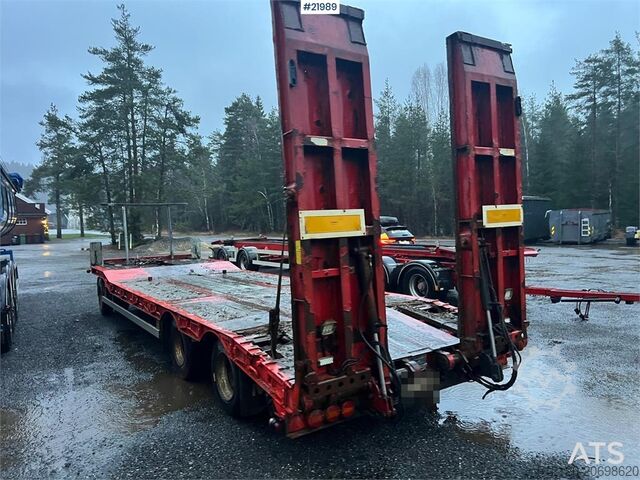 Low loader M&V 3 axle machine trailer repair object w/ hydraulic