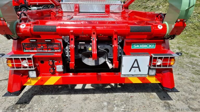 Skip loader truck Iveco EuroCargo ML 180E28/P Absetzkipper