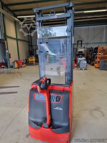 Low-lift pallet truck LINDE L20 mit neuer Batterie und Initialhub