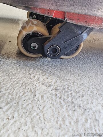 Low-lift pallet truck LINDE L20 mit neuer Batterie und Initialhub