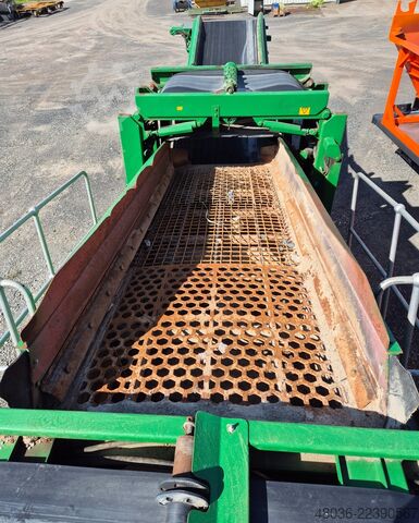 Screening plant McCloskey R-105