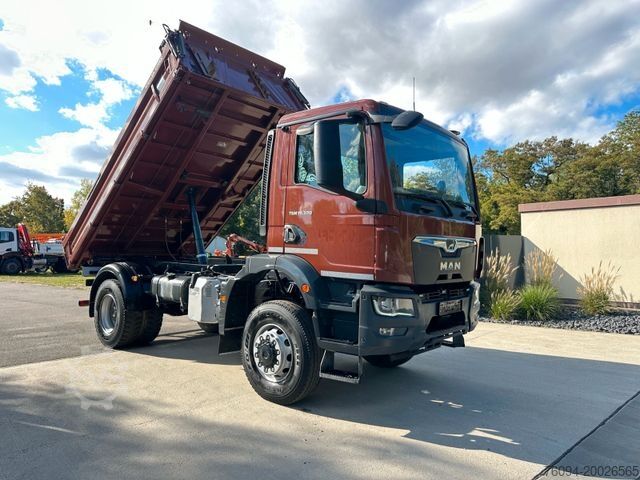 Three-sided tipper truck MAN TGM 18.320 4x4 3-Seitenkipper AHK