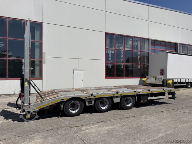 Low loader trailer Möslein TTA33 Schwebheim  31 t Tridemtieflader, neuwertig