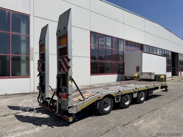 Low loader trailer Möslein TTA33 Schwebheim  31 t Tridemtieflader, neuwertig