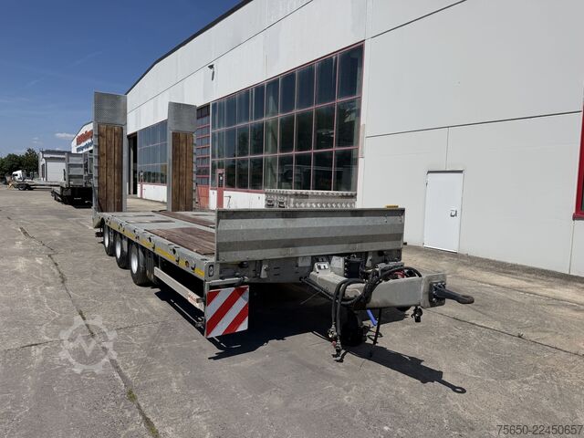 Low loader trailer Möslein TTA33 Schwebheim  31 t Tridemtieflader, neuwertig