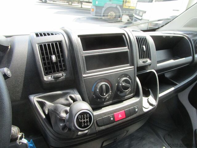 Box van PEUGEOT Boxer  2.0L 130PS*3-Achser+Türen+Rampe hinten*