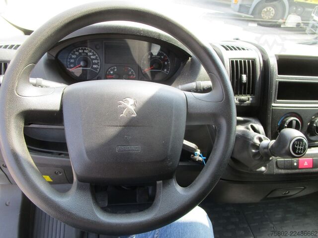 Box van PEUGEOT Boxer  2.0L 130PS*3-Achser+Türen+Rampe hinten*