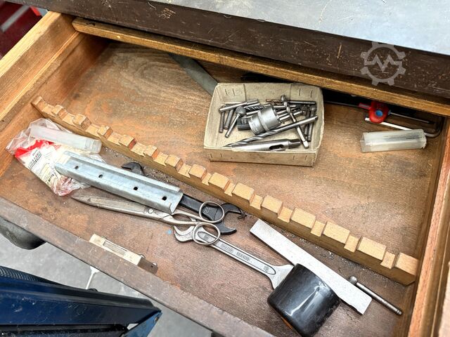 Workbench with contents Workbench with Contents