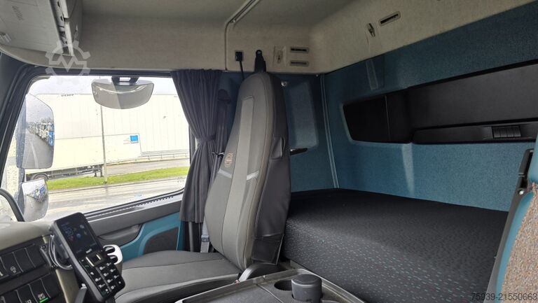 LKW mit Tankaufbau Volvo FM 460 4x2  ISOLIERT