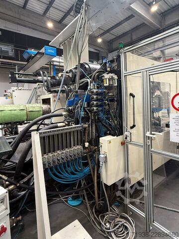 Injection molding machine Woojin DL650S