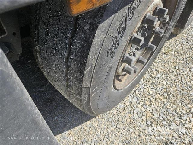 Auflieger mit Pritsche & Plane Schmitz Cargobull Semitrailer Curtainsider Mega