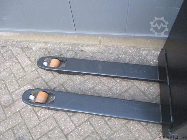 Pallet truck TOYOTA LWE160