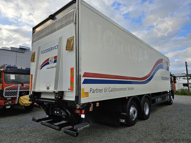 Truck with refrigerated box VOLVO FM330 6x2 FRIGOBLOCK Multizone Lenk u. L