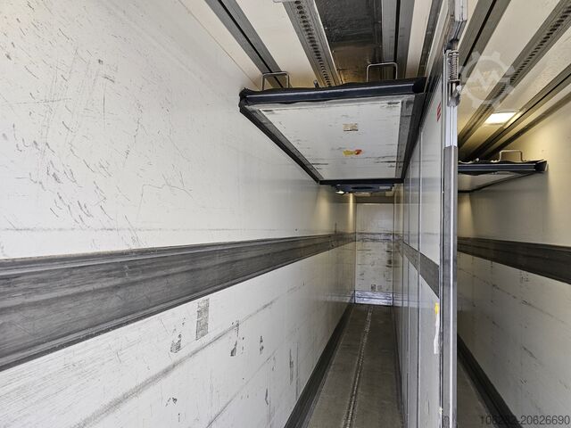 Truck with refrigerated box VOLVO FM330 6x2 FRIGOBLOCK Multizone Lenk u. L