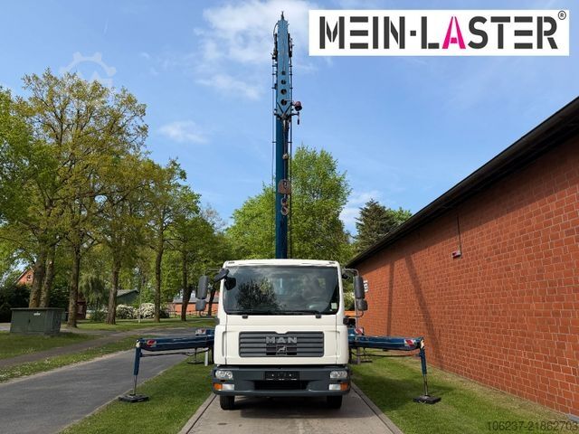 Truck-mounted crane van MAN 8.180 Cormach 23000 36-3 32 Meter Montagekran