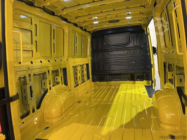 Panel van Volkswagen Crafter 35 2.0 TDI L3H2 140 PK / Euro 6 / 3.000...