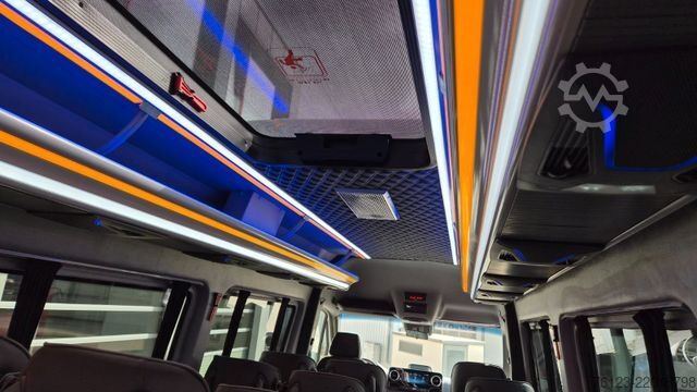 Minibus MERCEDES-BENZ 519  Allrad 4 x 4 Lagerfahrzeug Stock 20 Sitzer