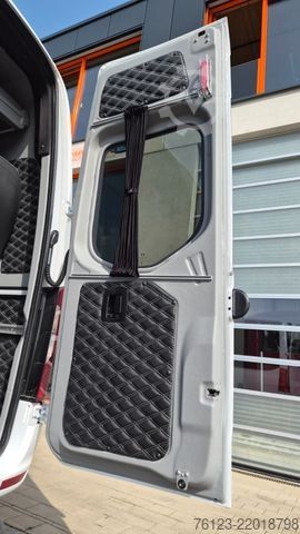 Minibus MERCEDES-BENZ 519  Allrad 4 x 4 Lagerfahrzeug Stock 20 Sitzer