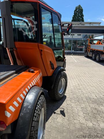 Municipal vehicle / implement carrier Holder C270