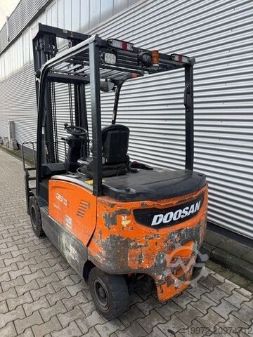 Electric 4-wheel forklift Doosan B35X-7