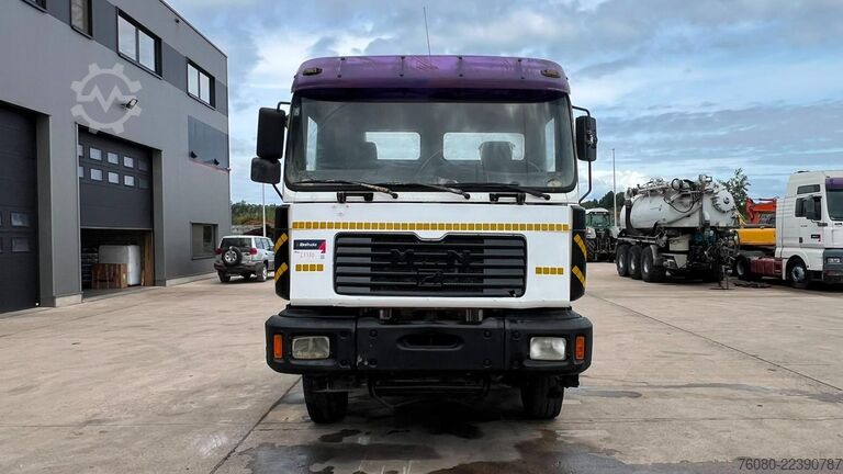Fahrgestell mit Fahrerhaus MAN 35.410 (MANUAL PUMP / POMPE MANUELLE / 6 CYLIND...