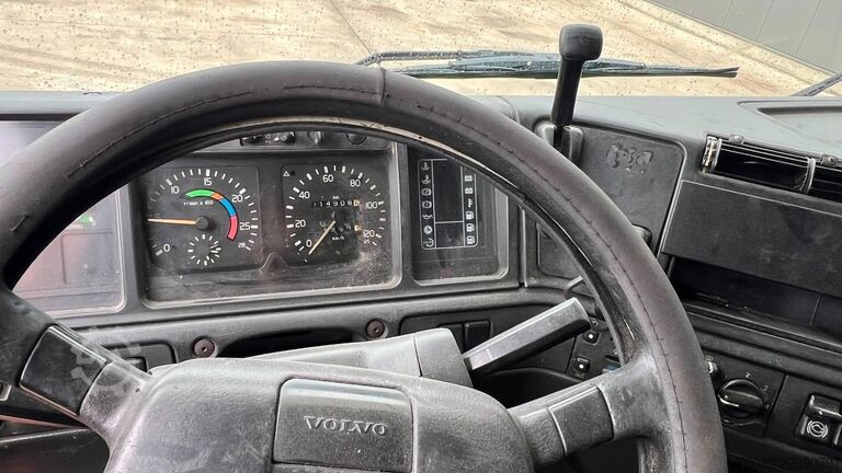 Standard tractor Volvo FH 12.420 (MANUAL GEARBOX / BOITE MANUELLE)