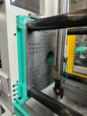 Spritzgießmaschine Arburg 470C 1500-400 mit dem Roboter