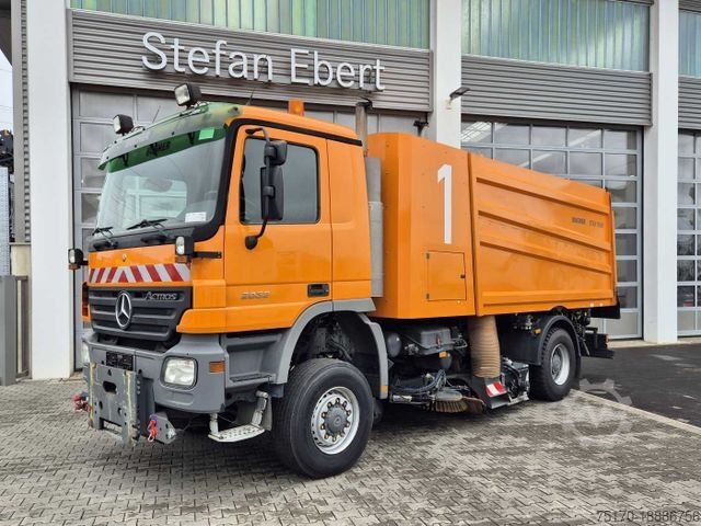 Kehrmaschine MERCEDES-BENZ Actros 2032 A 4x4 Bucher STKF 9500 Airport