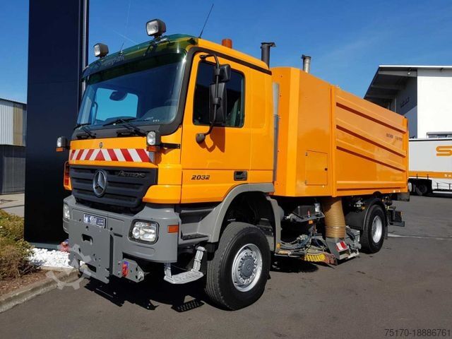 Kehrmaschine MERCEDES-BENZ Actros 2032 A 4x4 Bucher STKF 9500 Airport