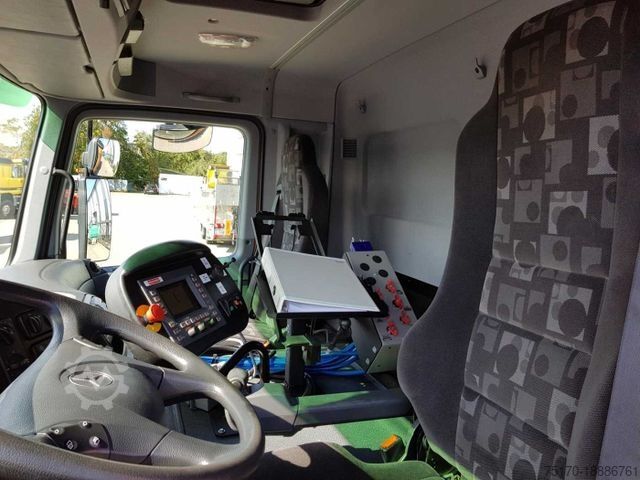 Kehrmaschine MERCEDES-BENZ Actros 2032 A 4x4 Bucher STKF 9500 Airport