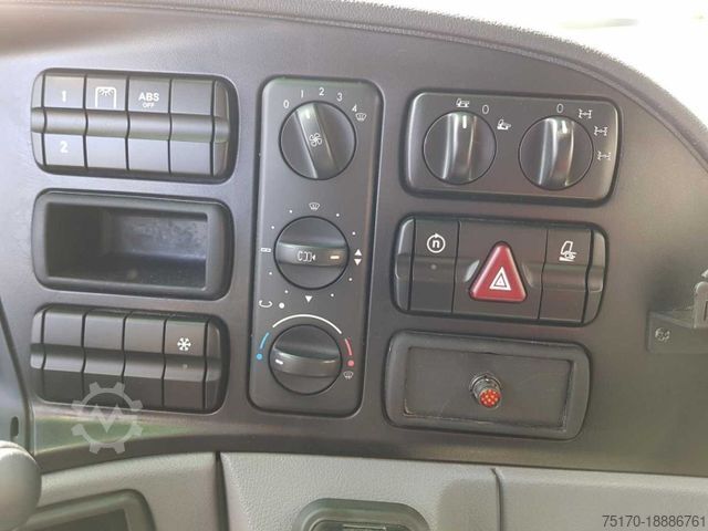 Kehrmaschine MERCEDES-BENZ Actros 2032 A 4x4 Bucher STKF 9500 Airport