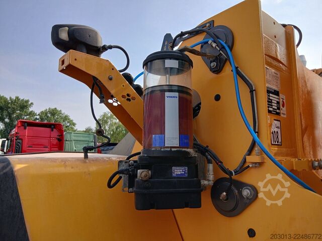 Wheel loader VOLVO L180H Radlader 29,7 t *Waage *12.069 h