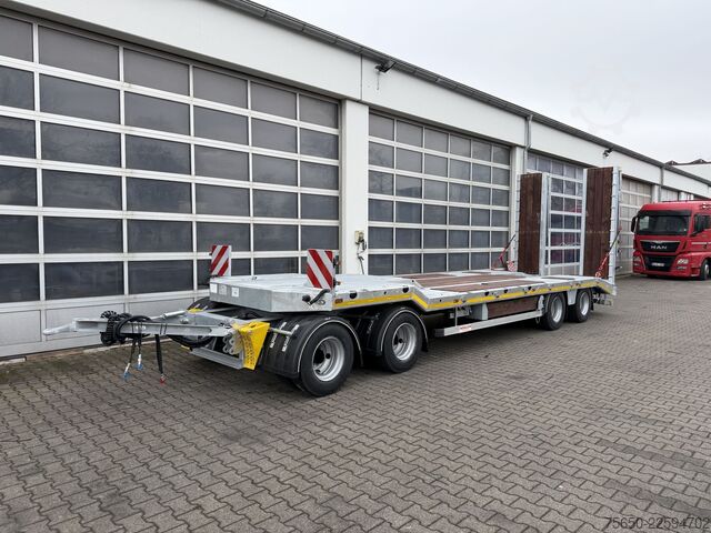 Low loader trailer Möslein T 4 VB H2  neuer 4 Achs Tieflader hydraulischen Rampen