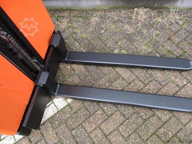 Hochhubkommissionierstapler TOYOTA OME 100M