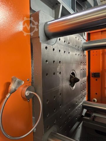 Spritzgießmaschine Chen Hsong JetMaster 208-MK6 mit dem Roboter Samfac