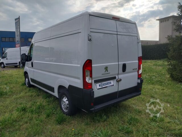 Van with medium wheelbase and medium roof (MWB MR) Peugeot Boxer 33 2.2 BlueHDi 140 S&S PM TM