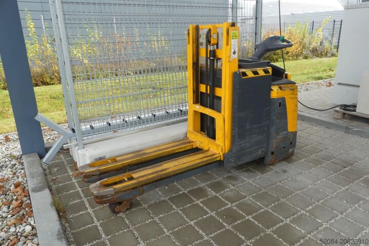 Jungheinrich - Low-lift pallet truck Jungheinrich ERD 220 KLPF
