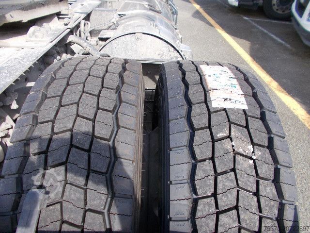 Standard tractor unit IVECO S-WAY AS440S46T/P LNG