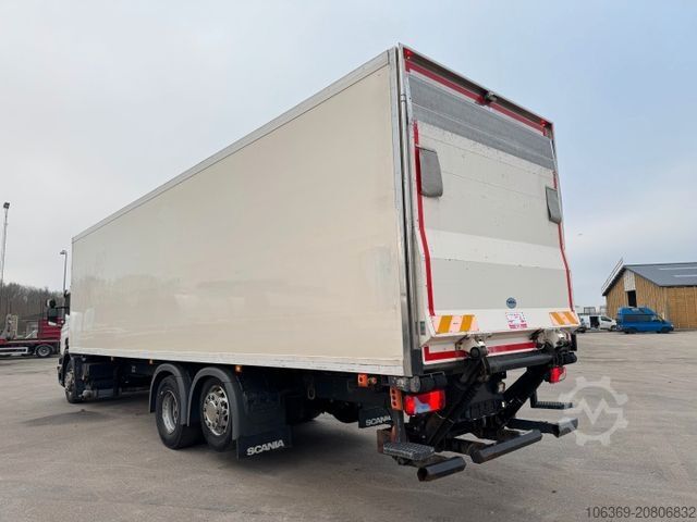 Kühlkoffer-LKW SCANIA P320 6x2*4 Carrier Supra 1250 Mt 9.90 m. kasse